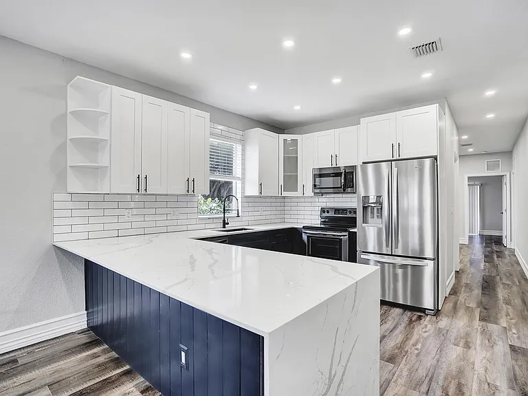 724 SW 9th St — Photo 3