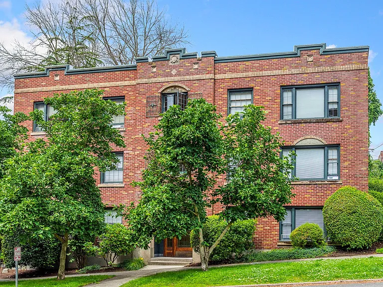 100 W Olympic Pl — Photo 2