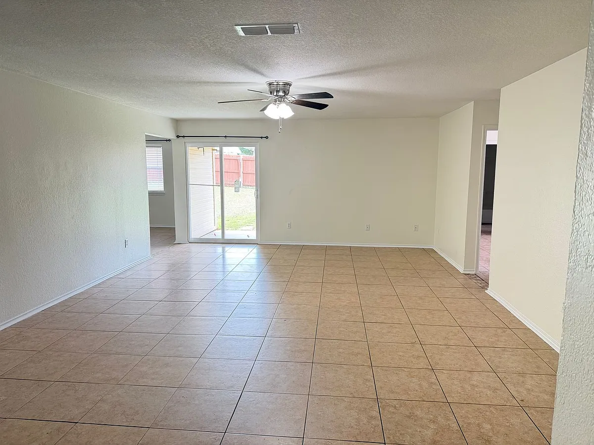Building Photo - 2602 Bigleaf Dr