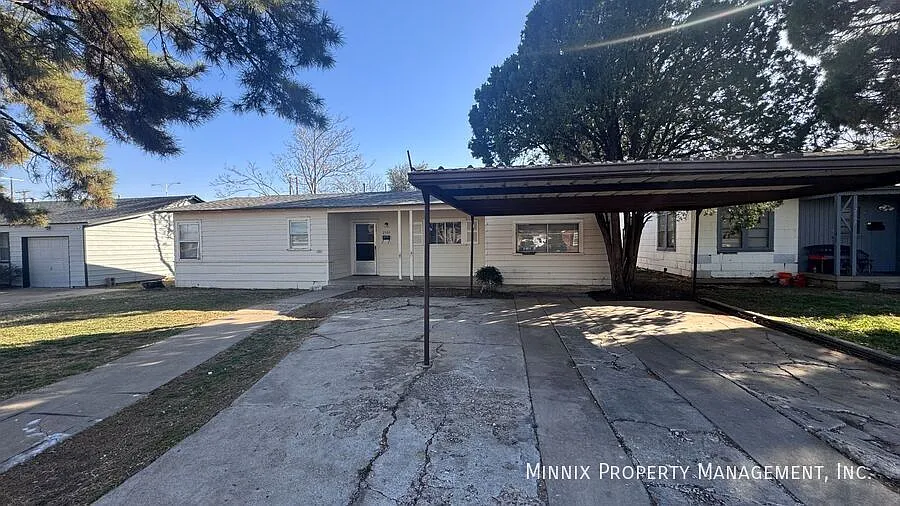 4 bedroom | 2505 39th St. — Photo 2
