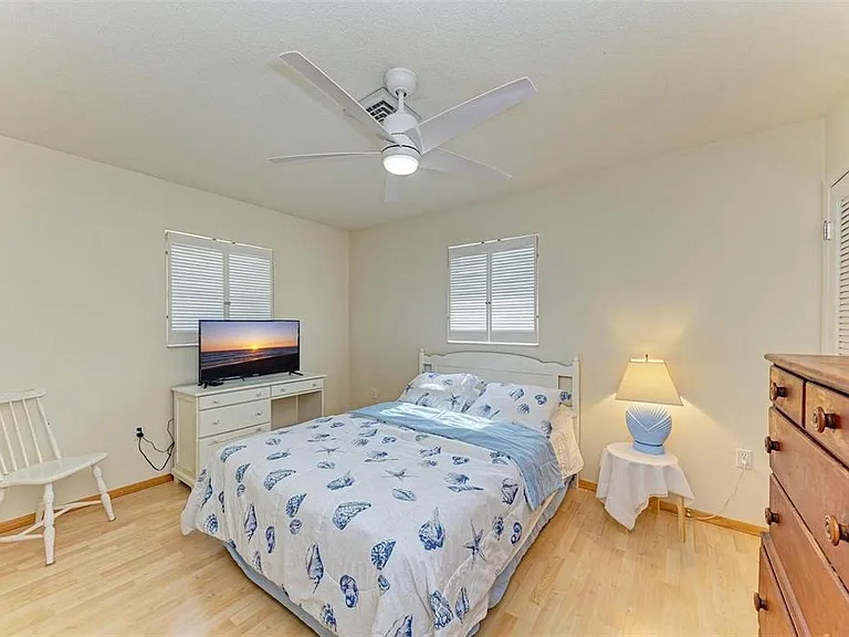 401 Shore Rd — Photo 11