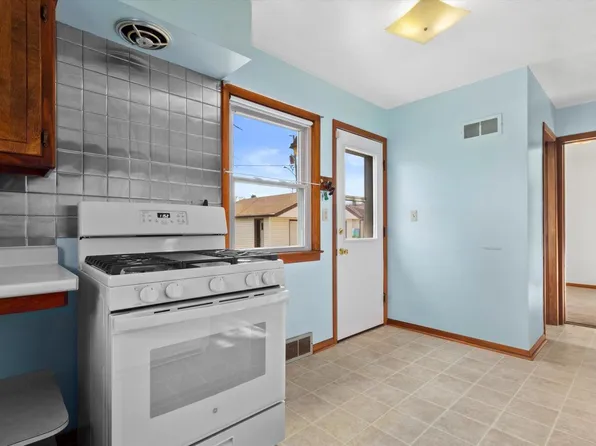 1637 Menomonee AVENUE, South Milwaukee, WI 53172