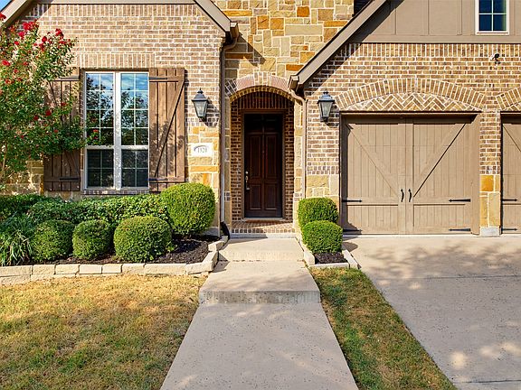 3rd image of 1920 Roundtree Cir E