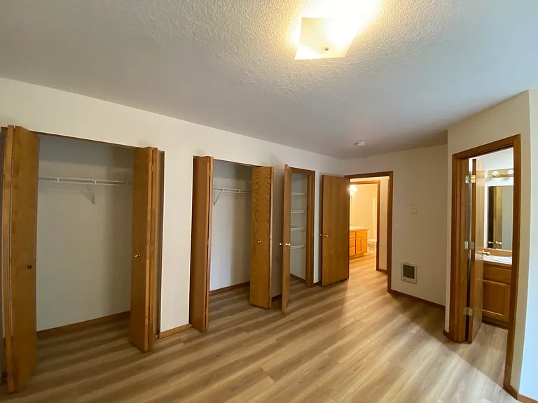 905 SE Stratford Ct — Photo 16