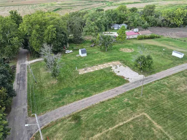 1108 8th St, Wellman, IA 52356