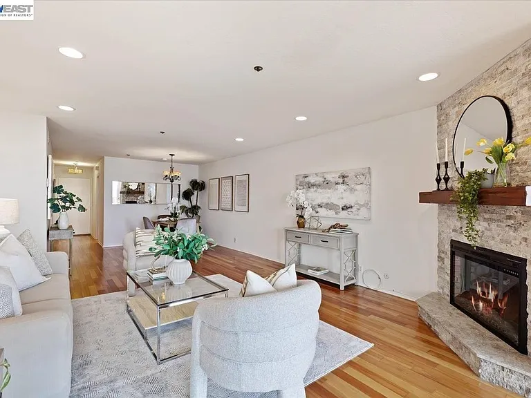 933 Shoreline Dr #203 — Photo 1