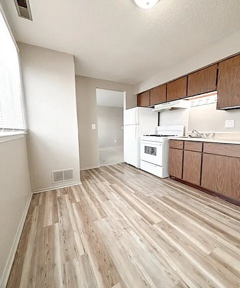 1316-1325 Southwestern Dr — Photo 5