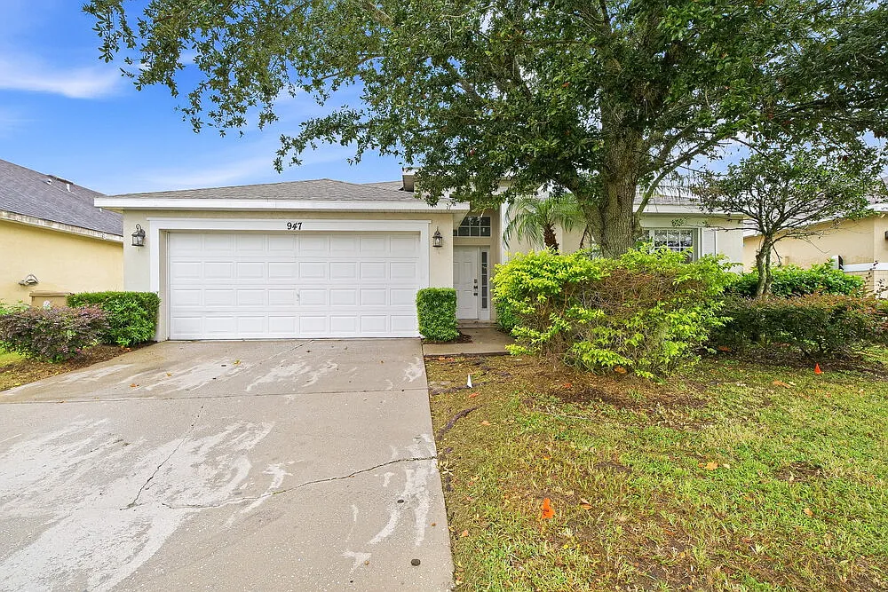 4 bed, 2.0 bath, 2014 sqft, $2,220 — Photo 1
