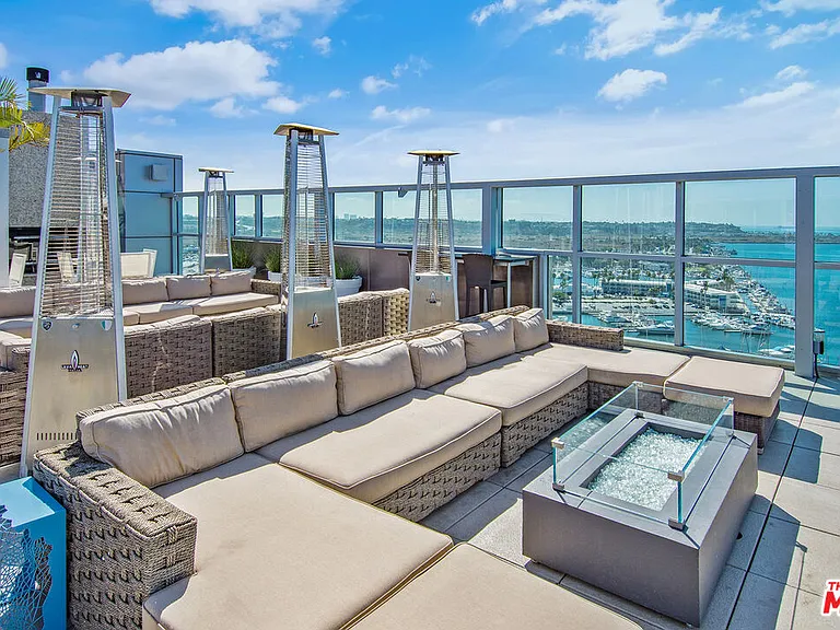 13700 Marina Pointe Dr #510 — Photo 37
