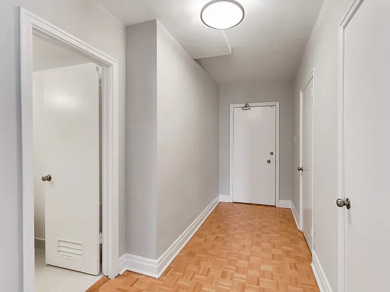 2100 Bathurst St #308 — Photo 57