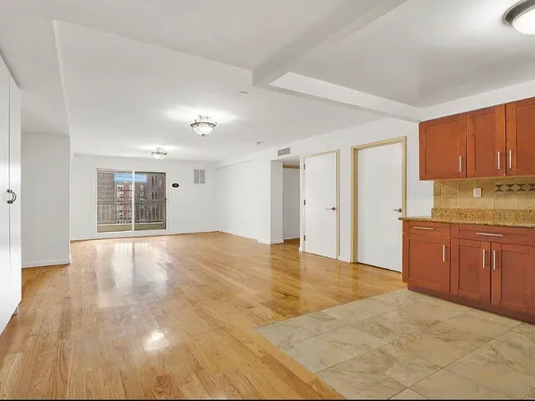 140-75 Ash Avenue image 5 of 17