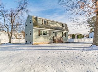 25 Edgewood Rd, Tewksbury, MA 01876
