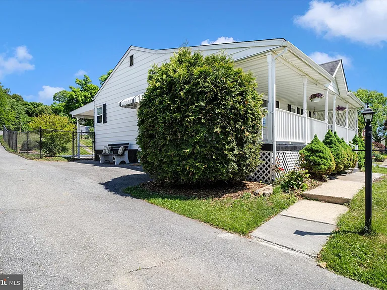 8409 Woodward St — Photo 39