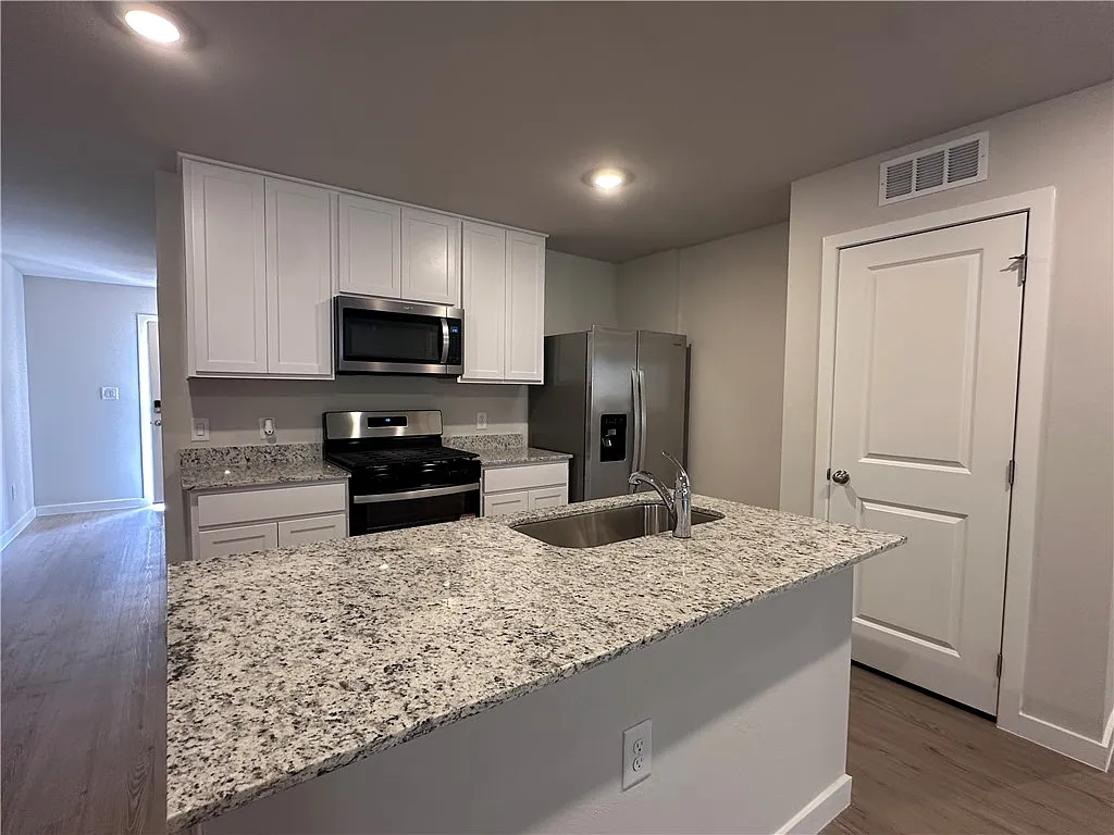 3 bed, 2.0 bath, 1275 sqft, $2,000 — Photo 2