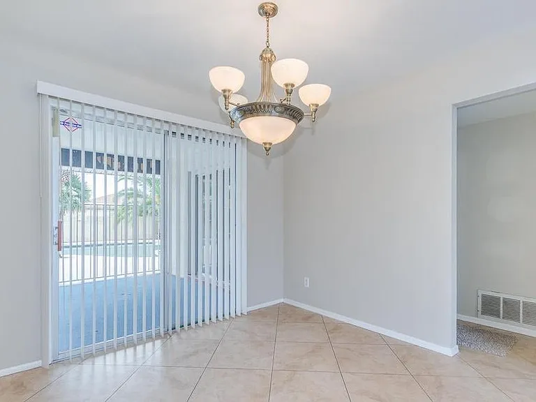 2439 E Del Rio Dr — Photo 16