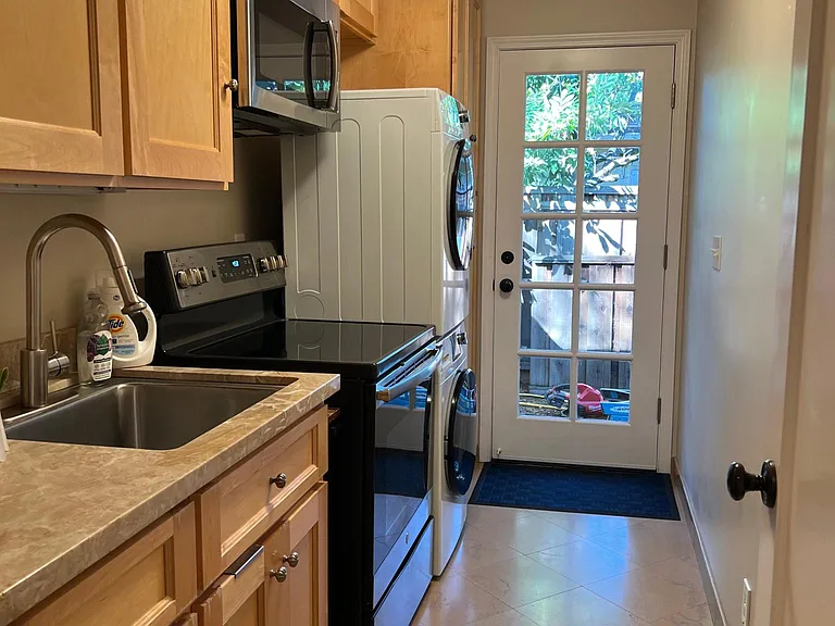 Kitchen - no dishwasher, no garbage disposal