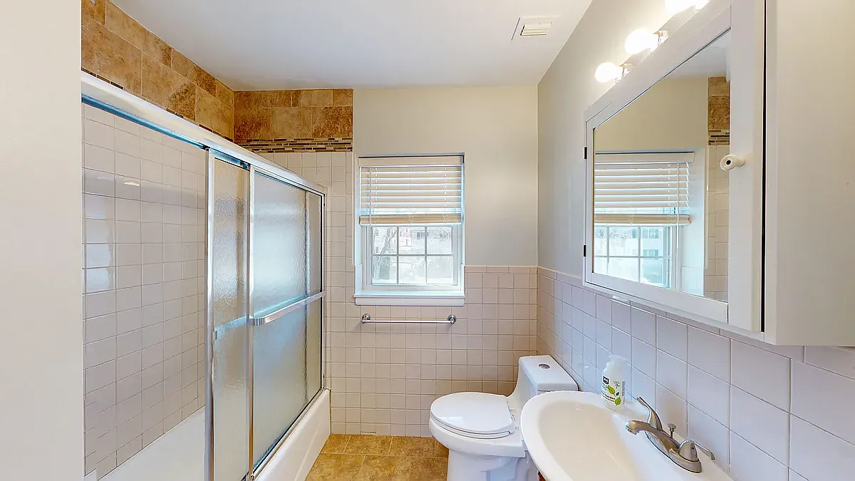 137 Lake Shore Rd — Photo 2