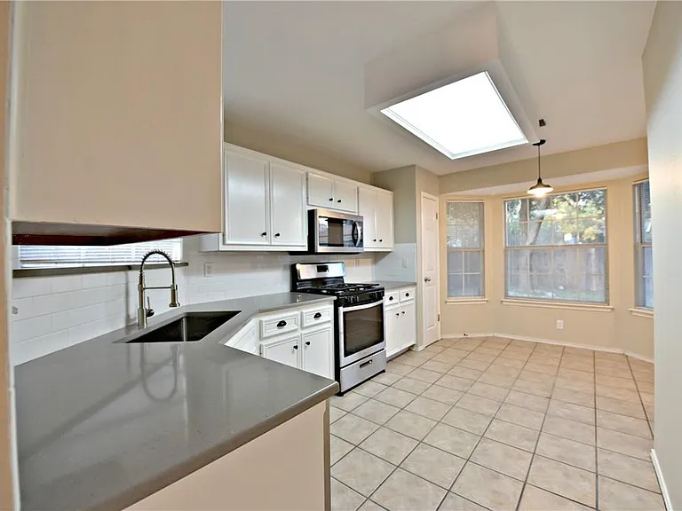 8402 Hillrock Dr — Photo 12