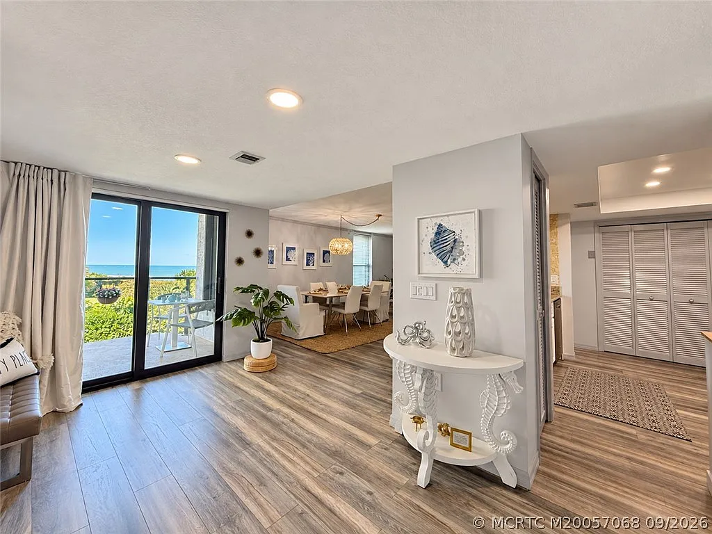 3 bed, 3.0 bath, 1919 sqft, $7,000 — Photo 4