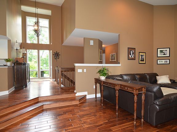 4th image of 8945 Autumnglo Dr