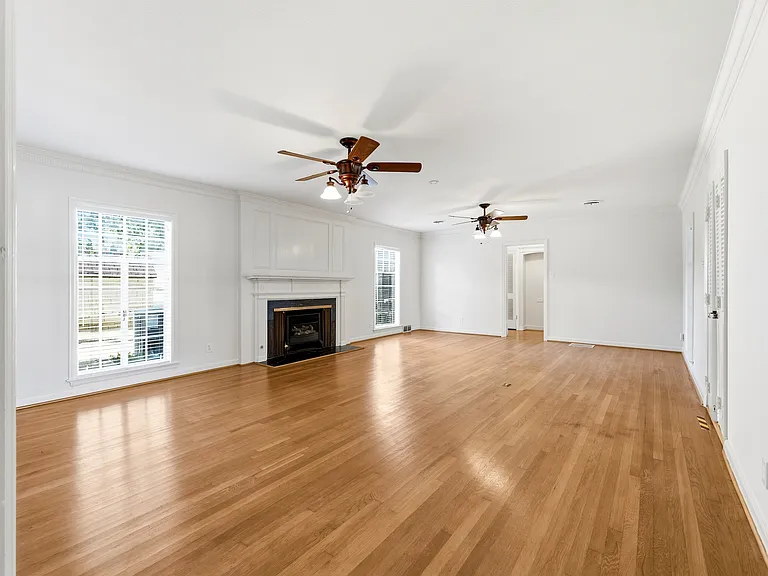 8561 Strathmore Dr — Photo 9
