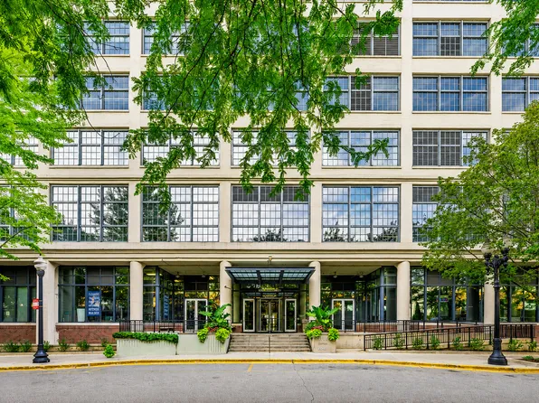 900 N Kingsbury St APT 1112, Chicago, IL 60610