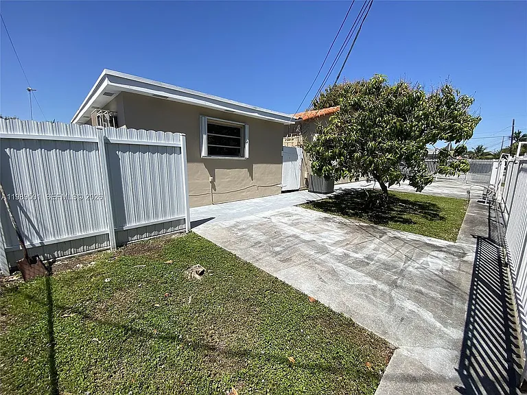 3300 SW 10th St #1 — Photo 14