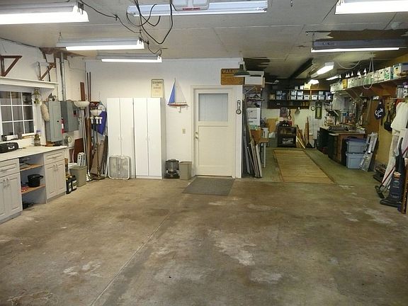 Detached 3 car garage with Mechanics Pit