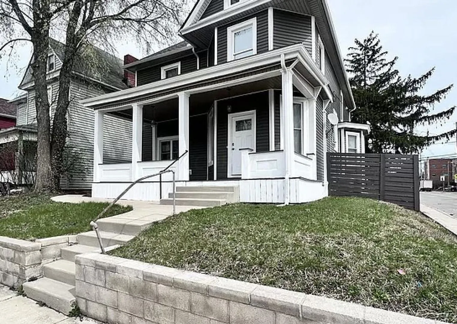 166-170 Dakota — Photo 1