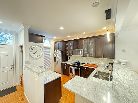 4th image of 463 Josephine St