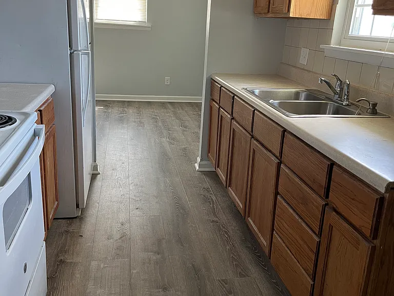 2526 Dexter St E — Photo 4