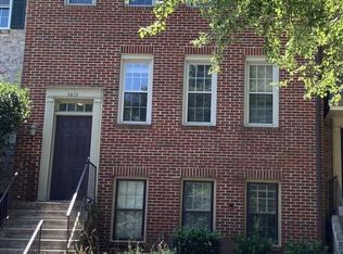 2872 Sutton Oaks Ln, Vienna, VA 22181