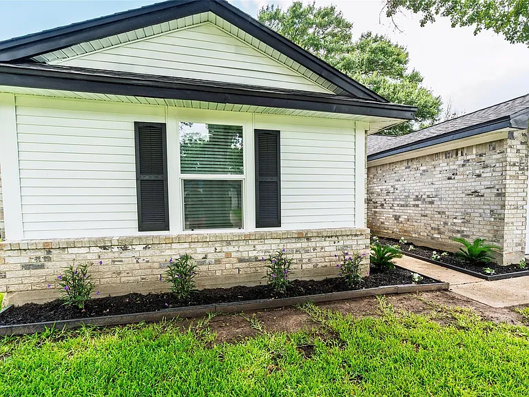 4855 Sulley Dr — Photo 3