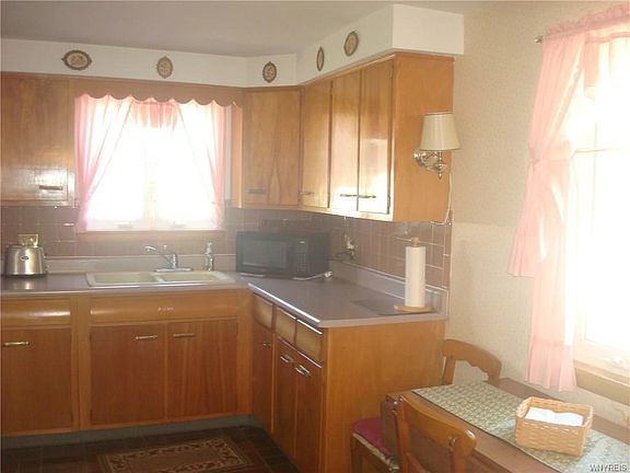 4th image of 46 Betty Lou Ln