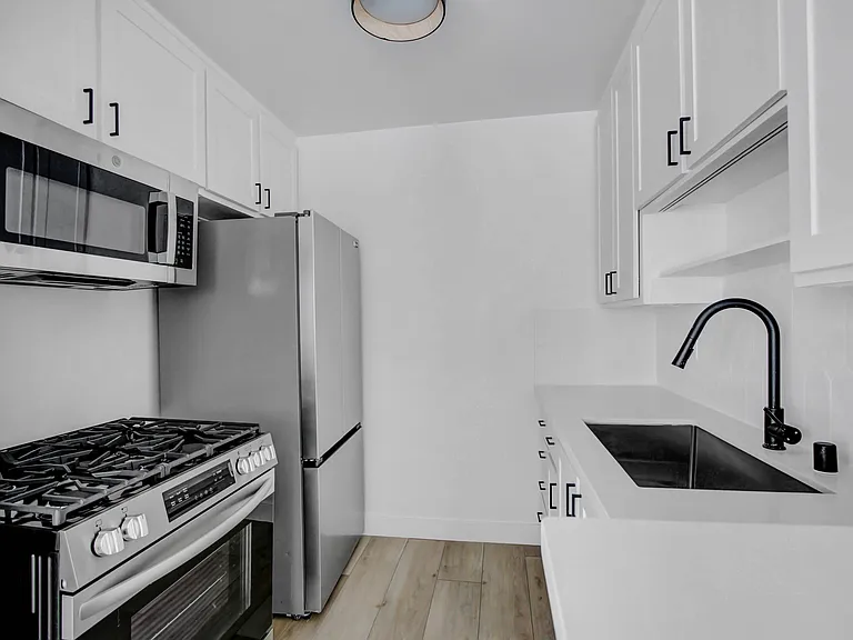 514 N Hayworth — Photo 6