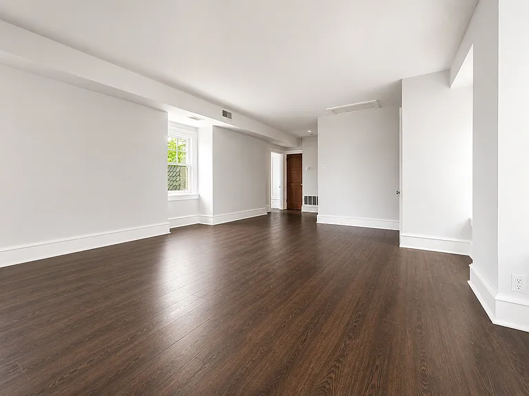 186 W Queen Ln — Photo 12