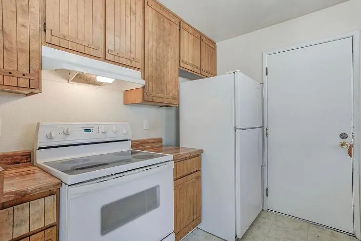910 W Miner St — Photo 3