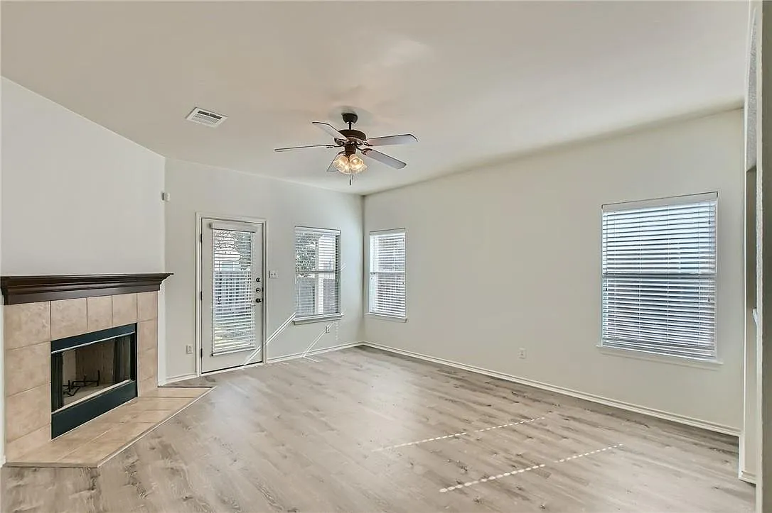 3 bed, 2.0 bath, 1490 sqft, $1,850 — Photo 2