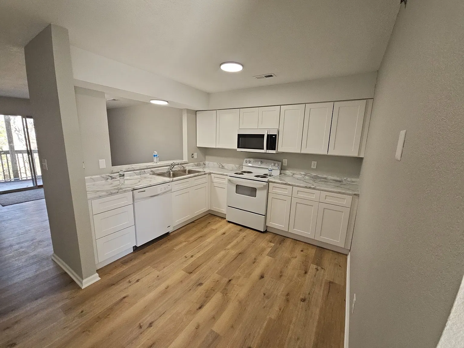 3 bed, 1000 sqft, $1,350 — Photo 1