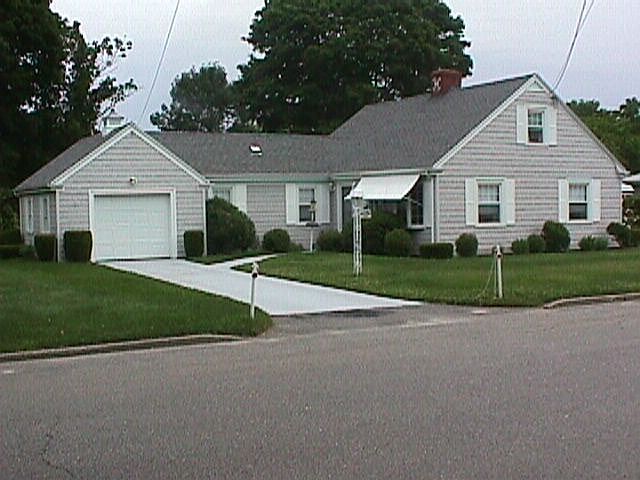 11 Elmwood Drive, Bristol, Rhode Island