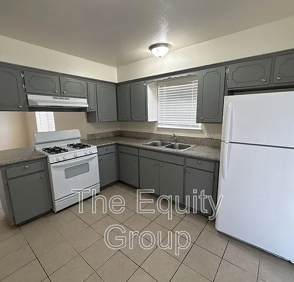 317 W 3rd St — Photo 4