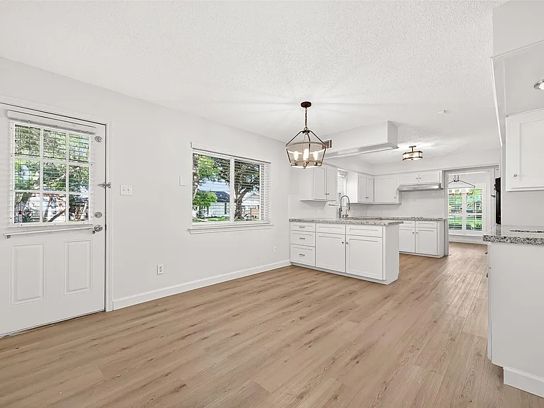 10602 Longmont Dr — Photo 20