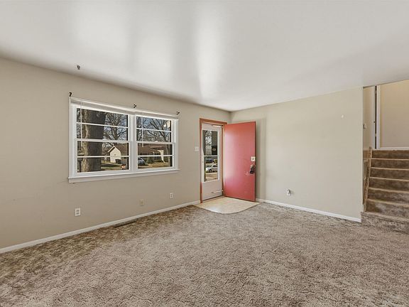 4th image of 2836 SW Sunset Rd