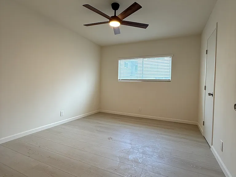 911 E Acacia Ave #7 — Photo 7
