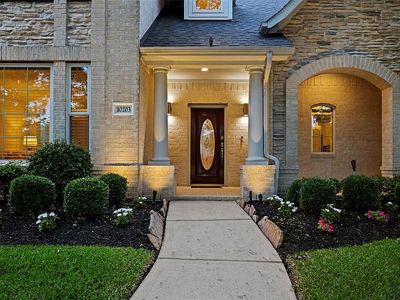 3rd image of 10203 Noble Pointe Ct