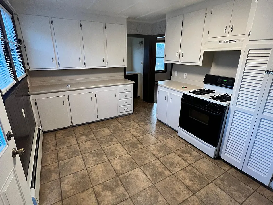 Eat-in-kitchen