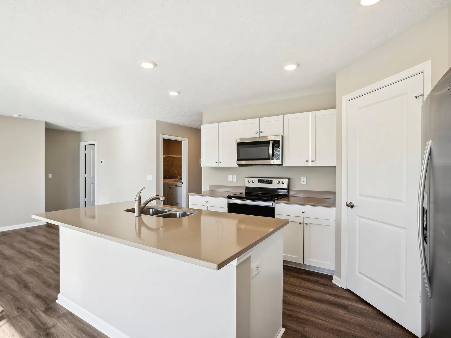 3 bed, 2.0 bath, 1498 sqft, $1,745 — Photo 3