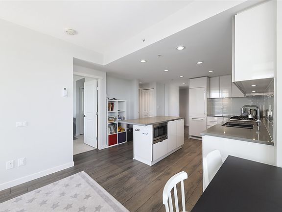 5th image of 2388 Madison Ave #902