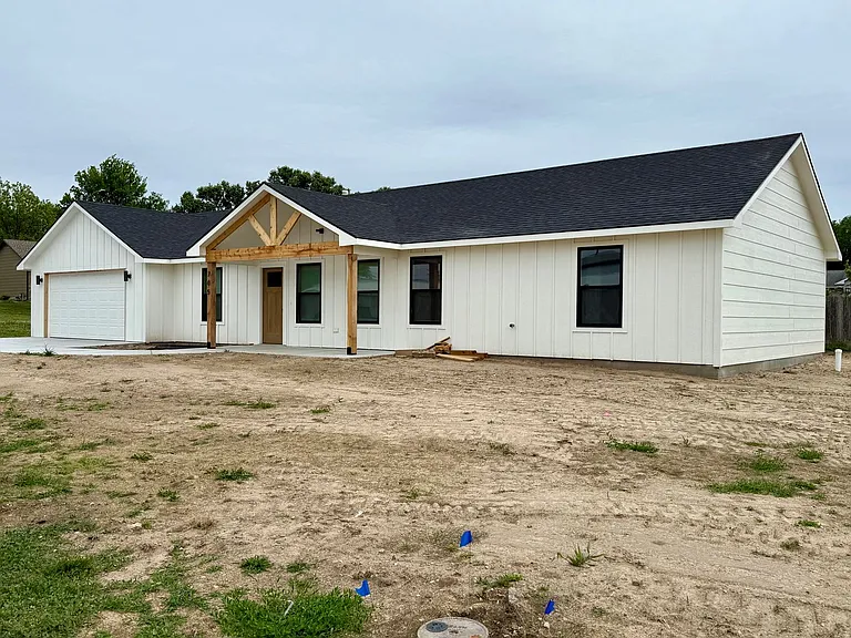 765 N Kansas Ct — Photo 2