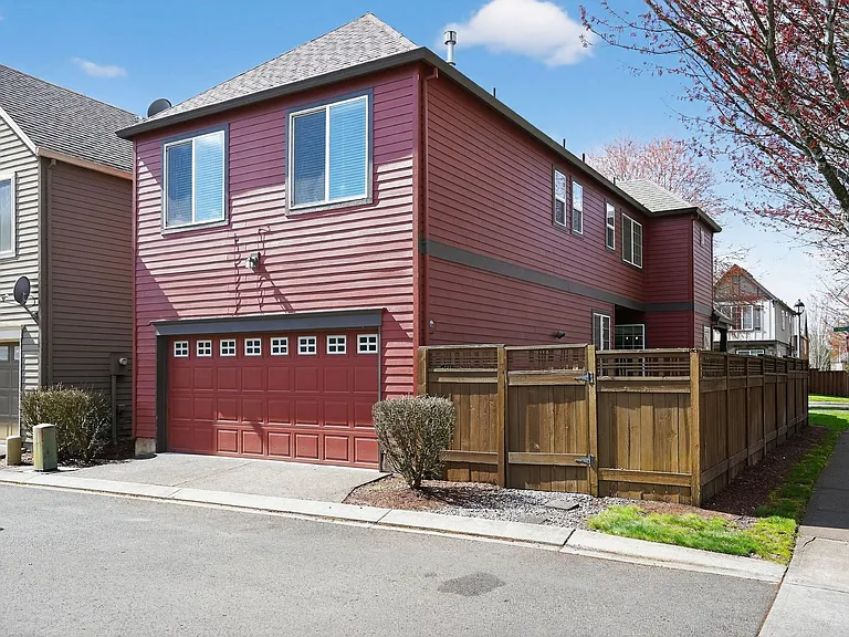 1052 SE Portlandia Ave — Photo 2